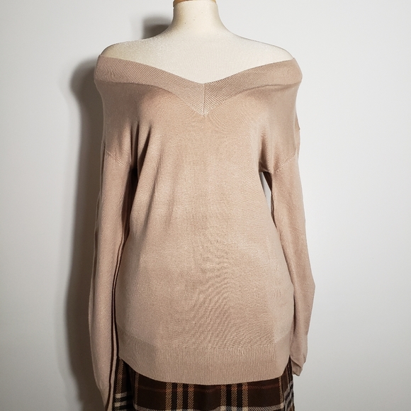 Sweater. New. - Picture 2 of 6